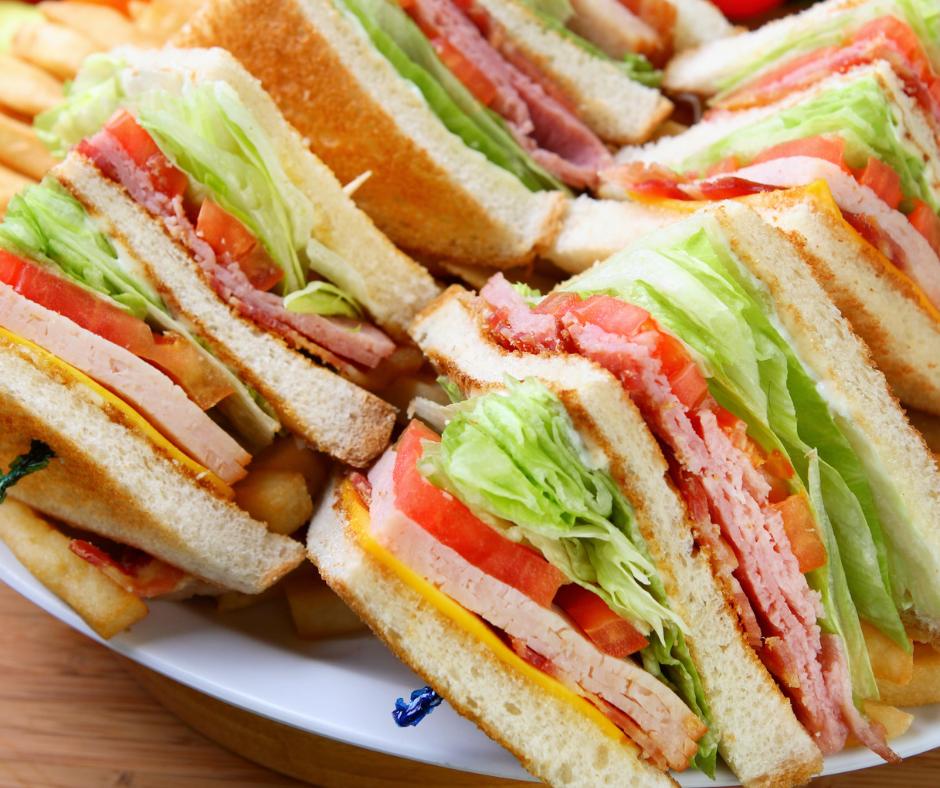 Club sandwich with chips
